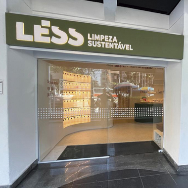 LESS inaugura primeira loja física para venda de produtos de limpeza sustentáveis