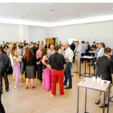 Como fazer networking em eventos onde você não conhece ninguém