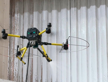 Empresa revoluciona limpeza de fachada com drones em galpão logístico