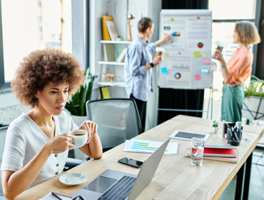 Empresas passam a usar orçamento, crédito e mentoria para ampliar liderança feminina