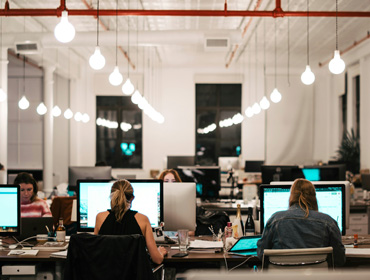 Escritório volta a ganhar tração, mas em nova lógica de ocupação, mostram dados da Deskbee