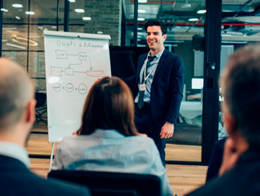 A falsa força dos “líderes fortes” e o que isso ensina sobre gestão, poder e resiliência