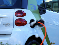 Cadê a tomada para carregar meu carro?