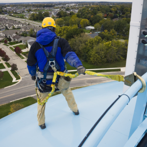 Instalações em altura de equipamentos de climatização exigem proteção