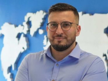 Indústria de latas e tampas de alumínio com eficiência produtiva e segurança trabalhando lado a lado
