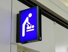 Shoppings em SP devem ter fraldário, também, nos sanitários masculinos