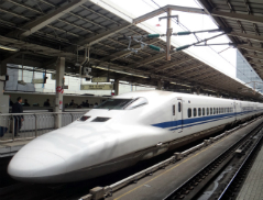 A receita do Japão para limpar trens-bala com maestria