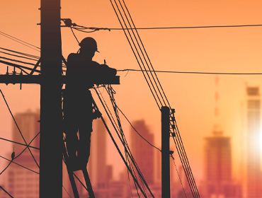 Mais de 50 milhões de postes sustentam energia e internet no Brasil, mas ocupação irregular aumenta riscos nas cidades