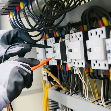 Conheça os riscos gerados pela falta de manutenção na infraestrutura elétrica de instalações críticas