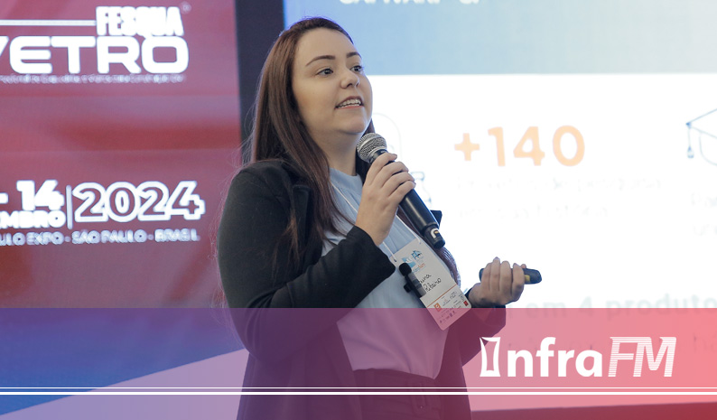 A engenheira Laura Ribeiro, especialista técnica em vendas da Saint-Gobain Brasil, apresentou uma palestra abrangente sobre o tema "Eficiência energética de soluções construtivas com isolamento térmico", abordando como o isolamento térmico em fachadas e coberturas pode impactar diretamente a eficiência energética e o conforto térmico de edificações. Laura iniciou sua apresentação destacando a importância de considerar a envoltória do edifício como um todo, em vez de focar apenas no vidro, quando se trata de eficiência energética. Ela ressaltou que o uso do vidro em combinação com soluções de isolamento térmico pode trazer resultados expressivos em termos de desempenho energético e sustentabilidade. Ao apresentar a atuação da Saint-Gobain, Laura destacou o compromisso da empresa com a sustentabilidade e a descarbonização, metas que são parte do propósito global da companhia. A empresa tem o objetivo de atingir a neutralidade de carbono até 2050 e, para isso, investe constantemente em inovação e desenvolvimento de novos produtos. A empresa também possui um Centro de Pesquisa e Desenvolvimento localizado em Capivari, São Paulo, que apoia esses esforços com mais de 140 projetos voltados para a sustentabilidade e eficiência energética. Um dos destaques da palestra foi a apresentação de um estudo desenvolvido em parceria com a Universidade Federal de Santa Catarina (UFSC), que analisou o impacto do isolamento térmico em edificações unifamiliares em três cidades brasileiras com climas distintos: Curitiba, São Paulo e São Luís. O estudo comparou duas tipologias de construção: uma casa de referência seguindo as normas da NBR 15575, com laje de concreto e telhado sem isolamento, e uma casa com soluções construtivas da companhia, utilizando isolamento térmico em lã de vidro nas coberturas e paredes de steel frame. Os resultados do estudo demonstraram claramente os benefícios do isolamento térmico nas fachadas e coberturas. Em Curitiba, por exemplo, a porcentagem de horas de conforto térmico sem o uso de sistemas de climatização aumentou de 73% para 87% com a implementação das soluções. Em São Paulo, esse número subiu de 75% para 90%, e em São Luís, um clima mais quente, houve um salto de 8% para 15% nas horas de conforto. Outro ponto relevante foi a análise da redução da carga térmica de resfriamento e aquecimento. O estudo mostrou que, em Curitiba, a carga térmica necessária para aquecer e resfriar a casa foi reduzida em 63%, caindo de 3.160 kWh por ano para 791 kWh. Em São Paulo, a redução foi de 64%, e em São Luís, onde o clima é mais quente, a redução chegou a 41%. Laura também discutiu o impacto das soluções construtivas na descarbonização. Ela destacou que, além de melhorar o conforto térmico e reduzir o consumo de energia, o isolamento térmico contribui significativamente para a redução das emissões de carbono ao longo do ciclo de vida das edificações. No estudo apresentado, foi possível observar uma redução de 40% nas emissões de carbono, reforçando a importância de pensar na eficiência energética e na sustentabilidade como parte do mesmo processo. Ela concluiu enfatizando que, ao falar de eficiência energética, não se trata apenas de reduzir o consumo de energia ou utilizar produtos sustentáveis de maneira isolada, mas de considerar o impacto de todos os materiais da envoltória do edifício de forma integrada. "É importante entender o impacto de uma fachada como um todo", afirmou Laura, destacando que o calor não deve apenas ser impedido de entrar no edifício, mas também deve ser gerenciado corretamente quando estiver dentro. A palestra trouxe uma visão clara e prática sobre como as soluções construtivas podem contribuir para edificações mais sustentáveis e eficientes, enfatizando a importância do isolamento térmico e do design eficiente para o conforto, a redução do consumo energético e a descarbonização das construções.